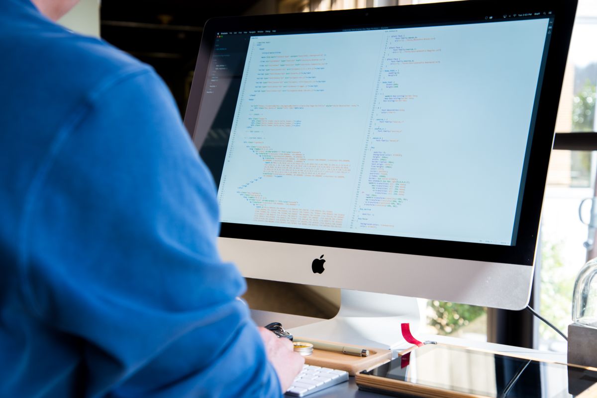 Développeur écrivant du code logiciel sur un écran